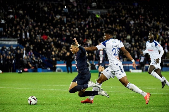  斯特拉斯堡绝杀进球因越位被判无效  