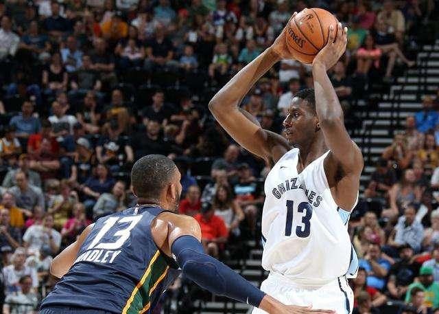  灰熊杰克逊关键封盖锁定胜局  